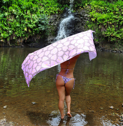 Quick-Dry Beach Towel in UBE LATTE